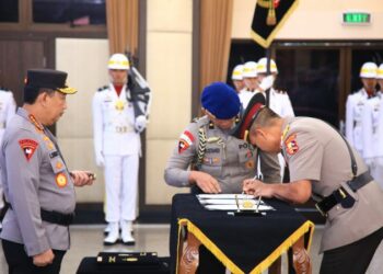 Kepolisian Negara Republik Indonesia (Polri) menggelar upacara korps raport kenaikan pangkat bagi 26 Perwira Tinggi (Pati), Jum’at (29/11). Upacara yang berlangsung khidmat ini menjadi momen penting dalam perjalanan karir para perwira tinggi, dengan kenaikan pangkat dari berbagai jenjang, mulai dari Brigjen ke Irjen, Irjen ke Komjen, hingga ke posisi strategis di tubuh Polri.