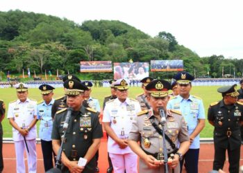 Kapolri Jenderal Pol. Listyo Sigit Prabowo dan Panglima TNI Jenderal Agus Subiyanto memimpin Wisuda Prabhatar 2024 Akademi Kepolisian dan Akademi TNI di Lapangan Sapta Marga Akademi Militer Magelang, Jumat (29/11/24).