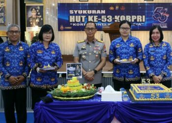 PNS Polda Sulawesi Utara dan jajaran merayakan Hari Ulang Tahun (HUT) ke-53 Korpri dengan menggelar syukuran di aula Catur Prasetya Polda Sulut, usai pelaksanaan upacara peringatan HUT Korpri di Lapangan Presisi, Jumat (29/11/2024). Syukuran ini dihadiri oleh Wakapolda Sulut Brigjen Pol Bahagia Dachi, para Pejabat Utama Polda, Bhayangkari, perwakilan Polwan serta seluruh PNS Polda Sulut dan jajaran.