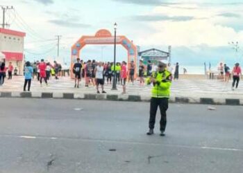 Dinas Kesehatan Kota Manado menggelar acara “FUN RUN” di Pasir Putih Jembatan Boulevard, Jalan Piere Tendean, pada Sabtu pagi (30/11/2024). Kegiatan ini dimulai pukul 05.00 hingga 08.30 WITA dan diikuti ratusan peserta dari berbagai kalangan masyarakat.