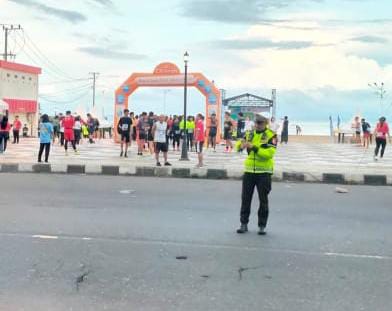 Dinas Kesehatan Kota Manado menggelar acara “FUN RUN” di Pasir Putih Jembatan Boulevard, Jalan Piere Tendean, pada Sabtu pagi (30/11/2024). Kegiatan ini dimulai pukul 05.00 hingga 08.30 WITA dan diikuti ratusan peserta dari berbagai kalangan masyarakat.
