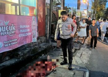 Sebuah mobil (R4) yang dikendarai oleh pria berinisial MADI (38), warga Kelurahan Bungin, Kecamatan Luwuk, menabrak seorang pejalan kaki yang diketahui berprofesi sebagai tukang sapu jalanan. Korban, seorang wanita berinisial AD (46), warga Kelurahan Batu Kota, Kecamatan Malalayang, meninggal dunia di tempat kejadian, Sabtu (30/11/2024).