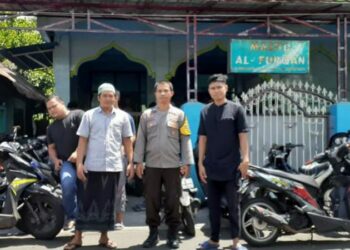 Polresta Manado kembali menunjukkan komitmennya dalam menjaga keamanan dan kenyamanan masyarakat melalui kegiatan pengamanan Sholat Jumat di berbagai masjid. Setiap pekan, personel Polresta Manado diterjunkan untuk memastikan pelaksanaan ibadah berlangsung dengan tertib dan aman, Jumat (29/11/2024).