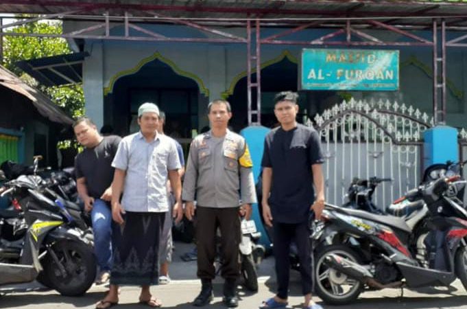 Polresta Manado kembali menunjukkan komitmennya dalam menjaga keamanan dan kenyamanan masyarakat melalui kegiatan pengamanan Sholat Jumat di berbagai masjid. Setiap pekan, personel Polresta Manado diterjunkan untuk memastikan pelaksanaan ibadah berlangsung dengan tertib dan aman, Jumat (29/11/2024).