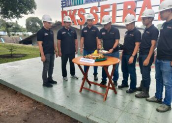 Jajaran Manajemen PKS Sei Baruhur PTPN IV Regional 1 berkolaborasi dengan N4R1 merayakan Hari ulang Tahun ke-1 PALMCO dengan melakukan kegiatan pemotongan Nasi Tumpeng di halaman Taman PKS Sei Baruhur Minggu 01/12/2024. (Foto. Dok : KK/Mitrapolri.com)