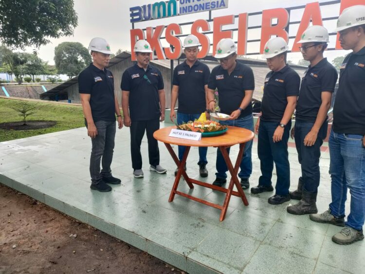 Jajaran Manajemen PKS Sei Baruhur PTPN IV Regional 1 berkolaborasi dengan N4R1 merayakan Hari ulang Tahun ke-1 PALMCO dengan melakukan kegiatan pemotongan Nasi Tumpeng di halaman Taman PKS Sei Baruhur Minggu 01/12/2024. (Foto. Dok : KK/Mitrapolri.com)