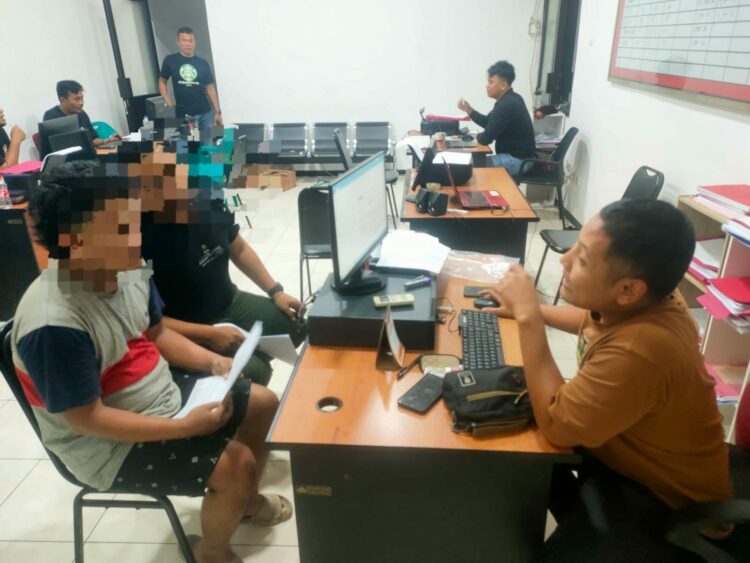 Sat Resnarkoba Polresta Banyumas berhasil menangkap seorang laki laki berinisial DP (21) tersangka pengedar narkotika jenis sabu, Rabu (27/11/24) sekira pukul 00.30 wib.