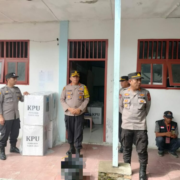 Wakil Kepala Operasi (Waka Ops) Res Mantap Praja Toba 2024 Polres Samosir, Kompol ST Panggabean, S.H., melakukan inspeksi mendadak (sidak) ke lokasi Panitia Pemilihan Kecamatan (PPK) Pangururan, Kabupaten Samosir.Senin (02/12/2024).