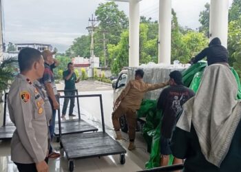 Kapolsek Pulau Bunaken, IPDA Afri A. Saumana, bersama Pamatwil Bunaken Kepulauan, Kompol Kretzman, dan Ka Team Penebalan, IPDA Maykel Ukoli, beserta lima personel yang tergabung dalam tim pengamanan PPK, melaksanakan pengawalan distribusi logistik Pilkada, Pada Sabtu, 2 November 2024, sekitar pukul 14.30 WITA.