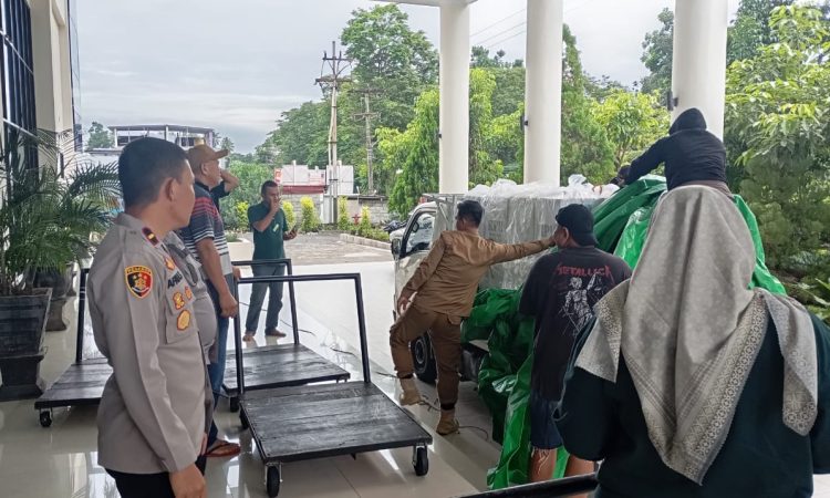 Kapolsek Pulau Bunaken, IPDA Afri A. Saumana, bersama Pamatwil Bunaken Kepulauan, Kompol Kretzman, dan Ka Team Penebalan, IPDA Maykel Ukoli, beserta lima personel yang tergabung dalam tim pengamanan PPK, melaksanakan pengawalan distribusi logistik Pilkada, Pada Sabtu, 2 November 2024, sekitar pukul 14.30 WITA.