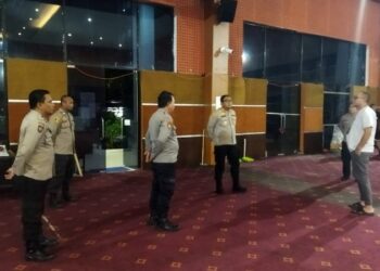 Kapolresta Manado, Kombes Pol Julianto Sirait, melakukan pengecekan langsung terhadap personel yang bertugas dalam pengamanan di gudang logistik KPU Manado. Kegiatan ini dilakukan untuk memastikan keamanan dan kelancaran proses pengiriman serta penyimpanan logistik hasil pemungutan suara Pilkada 2024, Minggu (2/12/2024).
