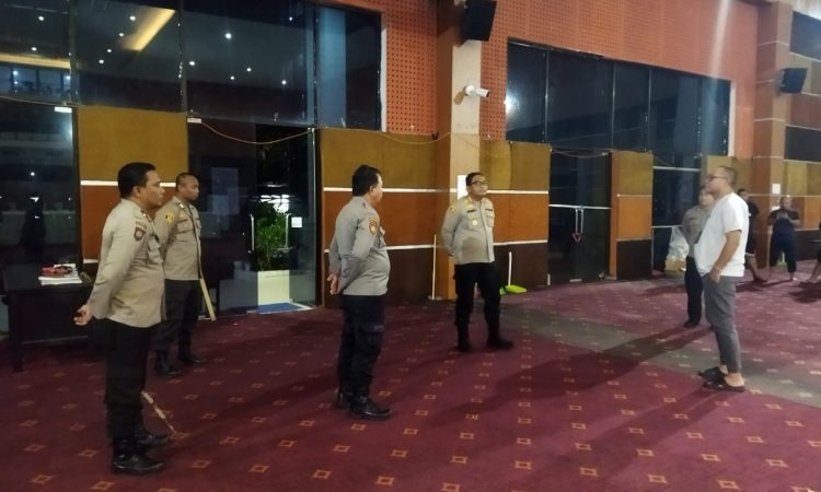 Kapolresta Manado, Kombes Pol Julianto Sirait, melakukan pengecekan langsung terhadap personel yang bertugas dalam pengamanan di gudang logistik KPU Manado. Kegiatan ini dilakukan untuk memastikan keamanan dan kelancaran proses pengiriman serta penyimpanan logistik hasil pemungutan suara Pilkada 2024, Minggu (2/12/2024).