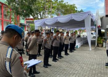 Karendal Operasi Mantap Praja, Kompol Sungeng Wahyudi Santoso, memberikan arahan strategis kepada personel pengamanan untuk memastikan situasi tetap aman dan kondusif, Minggu (2/12/2024).