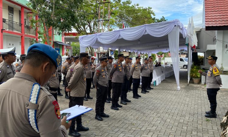 Karendal Operasi Mantap Praja, Kompol Sungeng Wahyudi Santoso, memberikan arahan strategis kepada personel pengamanan untuk memastikan situasi tetap aman dan kondusif, Minggu (2/12/2024).