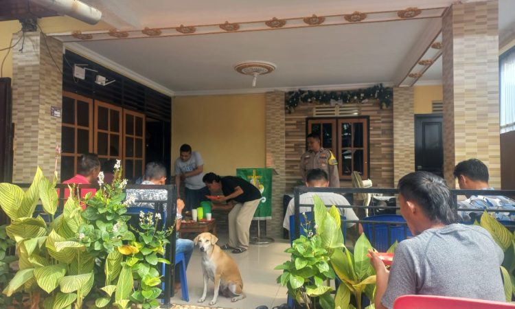 Polsek Tuminting melaksanakan kegiatan Minggu Kasih yang dipimpin oleh Kapolsek Tuminting, Iptu Ronald Varit Sabaja, melalui perwakilannya, Bhabinkamtibmas tiga kelurahan, Aipda F. Elias, Pada Minggu, 2 Desember 2024, pukul 07.30 hingga 08.15 WITA.
