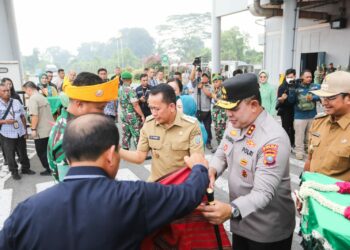 ULOSI: Kapolda Sumut, Irjen Pol Whisnu Hermawan Februanto, S.I.K., M.H., bersama Pj Gubernur Sumut Agus Fatoni mengulosi Pangdam I/Bukit Barisan, Mayjen TNI Rio Firdianto saat penyambutan beserta Ibu Pangdam di Bandara Kualanamu, Deliserdang, Selasa (3/12/2024).(Foto Dok/ Polda Sumut)