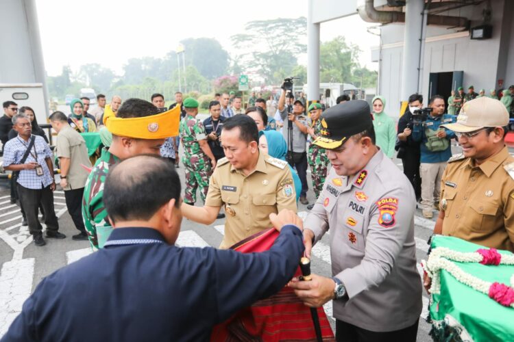 ULOSI: Kapolda Sumut, Irjen Pol Whisnu Hermawan Februanto, S.I.K., M.H., bersama Pj Gubernur Sumut Agus Fatoni mengulosi Pangdam I/Bukit Barisan, Mayjen TNI Rio Firdianto saat penyambutan beserta Ibu Pangdam di Bandara Kualanamu, Deliserdang, Selasa (3/12/2024).(Foto Dok/ Polda Sumut)