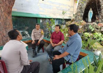 jajaran Polsek Palipi menjalin komunikasi erat dengan tokoh agama Katolik di wilayah tersebut. Pertemuan ini berlangsung di halaman Paroki Santo Fransiskus Asisi, Desa Palipi, Kecamatan Palipi. Selasa (3/12/2024).
