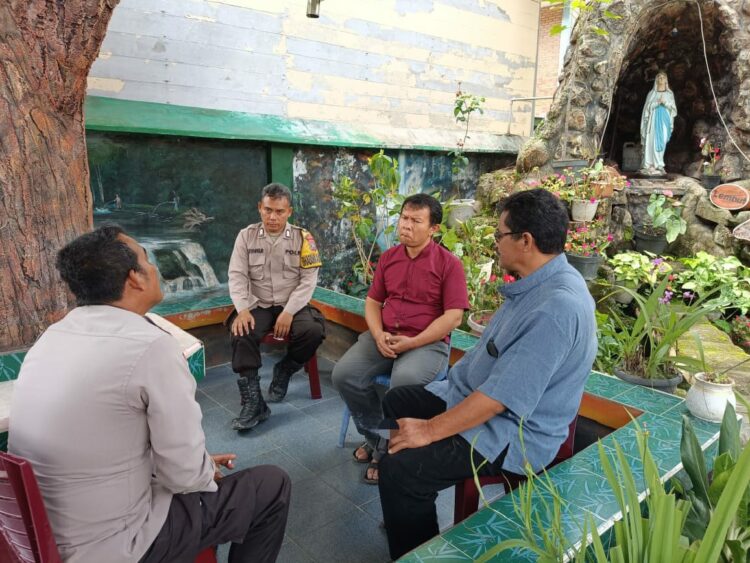 jajaran Polsek Palipi menjalin komunikasi erat dengan tokoh agama Katolik di wilayah tersebut. Pertemuan ini berlangsung di halaman Paroki Santo Fransiskus Asisi, Desa Palipi, Kecamatan Palipi. Selasa (3/12/2024).