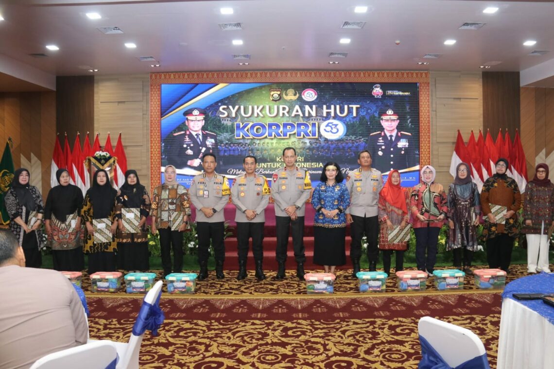 Polda Sumsel menggelar acara syukuran dalam rangka memperingati Hari Ulang Tahun (HUT) Korpri ke-53 di Auditorium Lanta VII Mapolda Sumsel, Jalan Jenderal Sudirman Palembang Senin,(2/12/2024).
