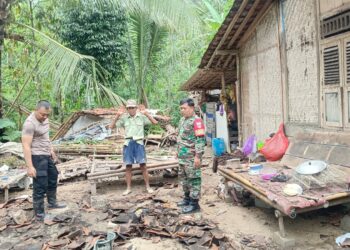 Bhabinkamtibmas Desa Sawangan Polsek Ajibarang Polresta Banyumas Aipda Rolex kerja bakti bersama Babinsa dan juga warga membersihkan puing puing rumah yang roboh. Jumat (29/11/24),