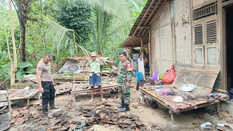 Bhabinkamtibmas Desa Sawangan Polsek Ajibarang Polresta Banyumas Aipda Rolex kerja bakti bersama Babinsa dan juga warga membersihkan puing puing rumah yang roboh. Jumat (29/11/24),