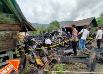 Satu Unit Rumah Adat Batak Toba (Rumah Bolon) di Dusun II Desa Aek Sipitudai Kecamatan Sianjur Mulamula Kabupaten Samosir, hangus terbakar pada Rabu (4/12/2024). Kebakaran ini diperkirakan terjadi akibat hubungan arus pendek listrik (korsleting).