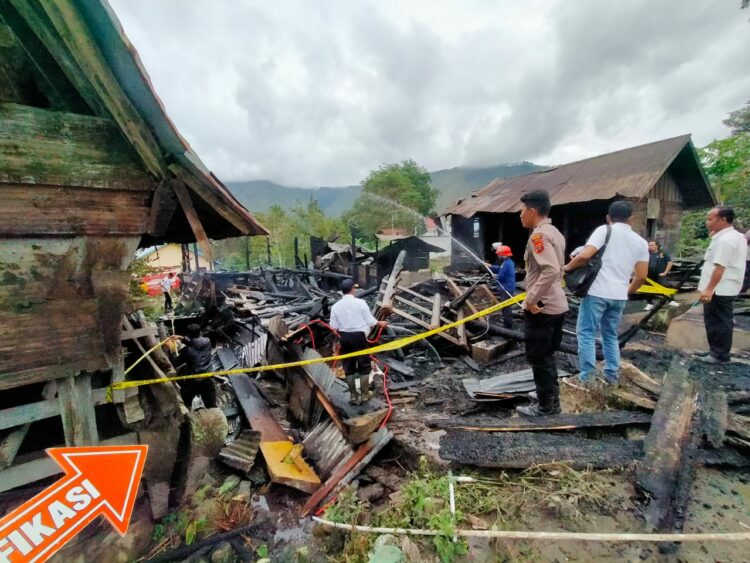 Satu Unit Rumah Adat Batak Toba (Rumah Bolon) di Dusun II Desa Aek Sipitudai Kecamatan Sianjur Mulamula Kabupaten Samosir, hangus terbakar pada Rabu (4/12/2024). Kebakaran ini diperkirakan terjadi akibat hubungan arus pendek listrik (korsleting).