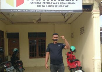 Ridwan, seorang warga kota lhokseumawe melakukan aksi tunggal menutup mulut menggunakan plaster, sebagai bentuk protes terhadap sikap pengawas pemilihan (Panwaslih) setempat. Aksi tersebut berlangsung di depan kantor Pengawas pemilihan (Panwaslih) Kota Lhokseumawe,(Selasa 03/12/2024).