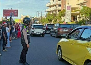 Satuan Lalu Lintas (Sat Lantas) Polresta Manado melaksanakan patroli rutin, pengaturan arus lalu lintas, serta memberikan himbauan kepada para pengendara pada Rabu (4/12/2024).