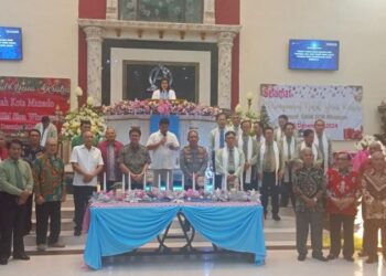 Kasat Binmas Polresta Manado, AKP Tommy Rimbing, turut hadir dalam kegiatan Safari Natal Pemerintah Kota Manado Tahun 2024 yang diselenggarakan pada Selasa (3/12/2024). Acara yang berlangsung khidmat ini digelar di GMIM Sion Winangun, Kelurahan Winangun Satu, Kecamatan Malalayang, dan dimulai pukul 18.00 hingga 20.00 WITA.