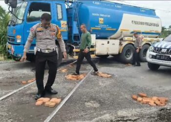 Unit Lantas Polsek Kualuh Hulu Polres Labuhanbatu melakukan penimbunan jalan berlubang di perlintasan rel kereta api dan jembatan di Kelurahan Gunting Saga, Kecamatan Kualuh Selatan, Kabupaten Labuhanbatu Utara. Kegiatan berlangsung pada Rabu (04/12/2024) dipimpin langsung oleh Kanit Lantas Polsek Kualuh Hulu, IPDA Sudibyo, bersama personel.