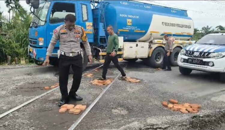 Unit Lantas Polsek Kualuh Hulu Polres Labuhanbatu melakukan penimbunan jalan berlubang di perlintasan rel kereta api dan jembatan di Kelurahan Gunting Saga, Kecamatan Kualuh Selatan, Kabupaten Labuhanbatu Utara. Kegiatan berlangsung pada Rabu (04/12/2024) dipimpin langsung oleh Kanit Lantas Polsek Kualuh Hulu, IPDA Sudibyo, bersama personel.