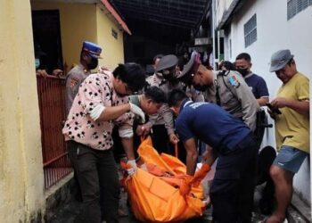 Polsek Malalayang mengamankan tempat kejadian perkara (TKP) terkait penemuan sesosok mayat di Kamar Kos Karaeng, yang terletak di Kelurahan Bahu Lingkungan VI, Kecamatan Malalayang, Kota Manado. Korban, seorang wanita berusia 21 tahun bernama Juita Apena, ditemukan dalam kondisi terlentang di atas kasur dengan darah mengalir dari mulut dan mata, Pada Selasa, 3 Desember 2024, sekitar pukul 10.00 WITA.