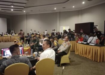 Rapat Pleno Terbuka Rekapitulasi Hasil Penghitungan Perolehan Suara di tingkat Kabupaten untuk Pemilihan Gubernur dan Wakil Gubernur, serta Pemilihan Bupati dan Wakil Bupati Minahasa Utara Tahun 2024. Acara ini dihadiri oleh berbagai pihak terkait, termasuk Kapolsek Wori, Ipda Marnex Unas, yang turut berperan dalam memastikan jalannya acara berlangsung dengan aman dan lancar, Pada hari Senin, 2 Desember 2024, tepat pukul 20.00 WITA.