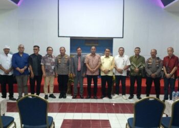 Kasat Binmas Polresta Manado, AKP Tommy Rimbing, turut hadir dalam kegiatan Safari Natal Pemerintah Kota Manado Tahun 2024 yang berlangsung di GPdI Bumi Beringin, Kelurahan Bumi Beringin, Lingkungan III, Kecamatan Wenang, Senin (2/12/2024) malam.