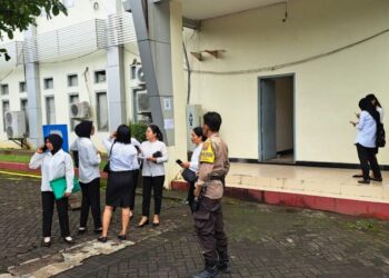 Polsek Mapanget melaksanakan pengamanan selama kegiatan Pelaksanaan Seleksi Kompetensi Pegawai Pemerintah dengan Perjanjian Kerja (PPPK) Tahun 2024 yang berlangsung di kantor BKN Regional XI Manado, Senin (2/12/2024)