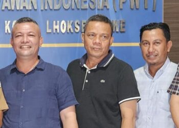 Ismail A Jalil yang akrab disapa Ayah Wa (Bupati Aceh Utara terpilih hasil Pilkada 2024), melakukan silaturrahmi dengan insan pers di kantor sekretariat Persatuan Wartawan Indonesia (PWI) Lhokseumawe, Kamis 5 Desember 2024 siang.