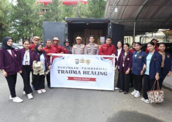 FOTO BERSAMA: Tm trauma healing foto bersama usai kegiatan psikososial bagi korban banjir di Posko Bencana Banjir yang berlokasi di Jalan Pertahanan Gang Amal, Dusun II Desa Patumbak Kampung, Kecamatan Patumbak, Kabupaten Deliserdang pada Kamis (5/12/2024). (Foto Dok/ Polda Sumut)