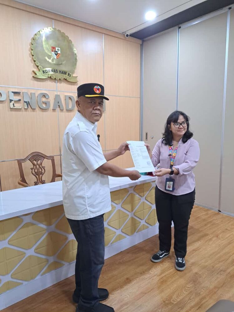 Pemantau Keuangan Negara (PKN) melalui Ketua Umum PKN, Patar Sihotang, SH, MH, melaporkan tiga oknum Komisioner Komisi Informasi Jakarta kepada Komisi Nasional Hak Asasi Manusia (Komnas HAM). Laporan ini disampaikan pada konferensi pers yang berlangsung pada pukul 11.20 WIB, setelah PKN melaporkan dugaan pelanggaran HAM terkait penolakan permohonan informasi publik oleh Komisi Informasi Jakarta. Jakarta, 05/12/2024.