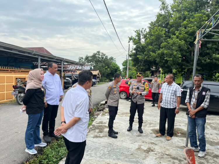 Kapolres Ogan Ilir, AKBP Bagus Suryo Wibowo, S.I.K., secara langsung memantau pelaksanaan Pemungutan Suara Ulang (PSU) Pilkada 2024 di TPS 01 Desa Tanjung Gelam, Kecamatan Indralaya, Kabupaten Ogan Ilir, pada Rabu, 5 Desember 2024.