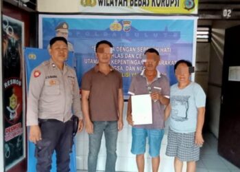 Personel Polsek Wanea berhasil menyelesaikan kasus pengerusakan rumah yang terjadi di wilayah hukum mereka melalui pendekatan problem solving. Kasus ini bermula ketika warga melaporkan adanya kerusakan pada rumah yang diduga akibat ulah pihak tidak bertanggung jawab. Sebagai respons, pihak kepolisian segera turun ke lapangan untuk melakukan mediasi antara korban dan pelaku, Kamis (6/12/2024).