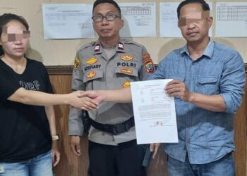 Polsek Wenang berhasil menyelesaikan kasus penganiayaan melalui pendekatan problem solving yang melibatkan kedua belah pihak dalam permasalahan ini. Kejadian penganiayaan yang sempat menggegerkan masyarakat setempat, berhasil diselesaikan secara damai setelah upaya mediasi dan penyuluhan dari pihak kepolisian, Kamis (6/12/2024).
