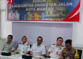 Forum Lalun Lintas Angkutan Jalan (FLLAJ) Kota Manado menggelar rapat penting di Aula Kantor Jasa Raharja Kota Manado, Jalan Ahmad Yani. Rapat ini dipimpin oleh Ketua FLLAJ Kota Manado, Dr. Richard Sualang, dan dihadiri oleh sejumlah pemangku kepentingan, termasuk Alex Hilmi Perdana (Kepala BPTD), Jefry Worang (Kepala Dinas Perhubungan), Lanang Dawan Wisnu Wardana (Kepala Cabang Jasa Raharja Kota Manado), serta perwakilan dari Polresta Manado dan instansi terkait lainnya, Rabu (6/12/2024).