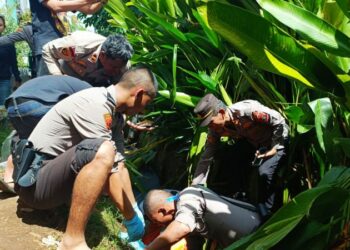 Warga sekitar RS Prof. Kandouw digemparkan oleh penemuan sesosok mayat di dalam selokan dekat pintu masuk rumah sakit, Kamis (6/12/2024) sekitar pukul 10.50 WITA. Polsek Malalayang segera mengamankan lokasi kejadian dan melakukan langkah-langkah penanganan.