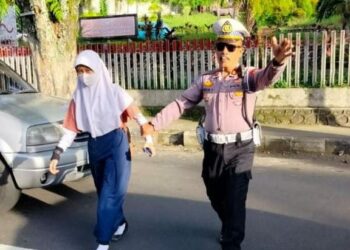 Polsek Wenang Polresta Manado menunjukkan kepeduliannya terhadap keselamatan anak-anak sekolah. Personel Polsek Wenang dikerahkan untuk membantu siswa-siswi menyebrang di jalur padat lalu lintas yang kerap menjadi kekhawatiran para orang tua, Kamis (6/12/2024).