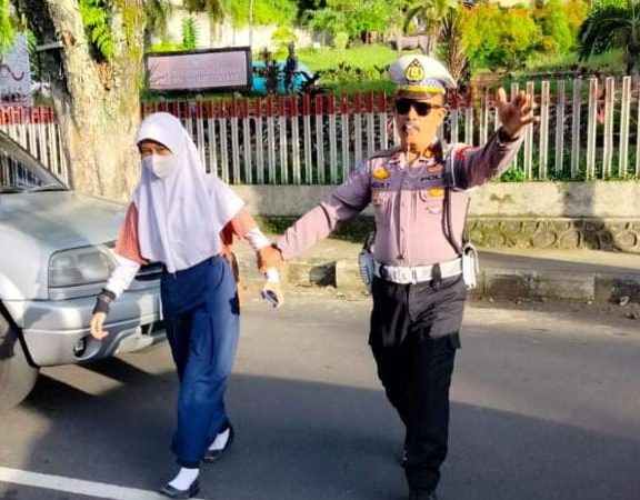 Polsek Wenang Polresta Manado menunjukkan kepeduliannya terhadap keselamatan anak-anak sekolah. Personel Polsek Wenang dikerahkan untuk membantu siswa-siswi menyebrang di jalur padat lalu lintas yang kerap menjadi kekhawatiran para orang tua, Kamis (6/12/2024).