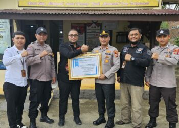 Penghargaan diserahkan langsung oleh Ketua YARA Aceh, Safaruddin, S.H., M.H., didampingi Ketua YARA Kota Lhokseumawe, Ibnu Sina, S.H., bersama tim advokat YARA. Kapolsek Kuta Makmur, IPTU M. Ramadhan, S.H., bersama jajarannya menerima penghargaan tersebut sebagai bentuk apresiasi atas dedikasi mereka dalam menjaga keamanan dan ketertiban masyarakat.