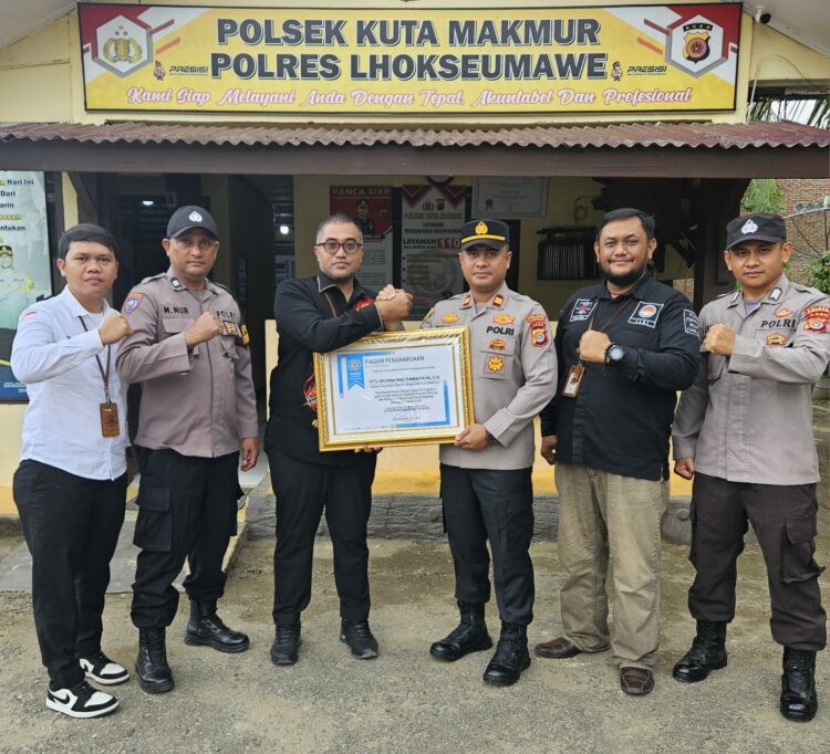 Penghargaan diserahkan langsung oleh Ketua YARA Aceh, Safaruddin, S.H., M.H., didampingi Ketua YARA Kota Lhokseumawe, Ibnu Sina, S.H., bersama tim advokat YARA. Kapolsek Kuta Makmur, IPTU M. Ramadhan, S.H., bersama jajarannya menerima penghargaan tersebut sebagai bentuk apresiasi atas dedikasi mereka dalam menjaga keamanan dan ketertiban masyarakat.