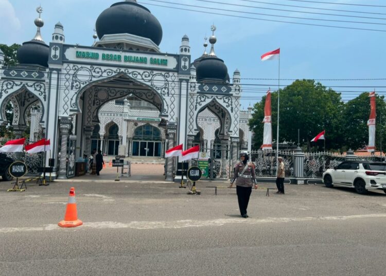 Personel Sat Lantas Polres Lhokseumawe melaksanakan patroli di seputaran Kota Lhokseumawe untuk memberikan himbauan kepada kaum laki-laki yang akan melaksanakan Sholat Jumat, Jumat (6/12/ 2024) siang.